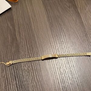 Elegant Gold Bracelet with Diamonds